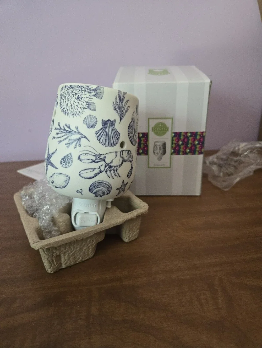 Scentsy Ocean Life  Plug-In Warmer in White and Blue Nautical Shells